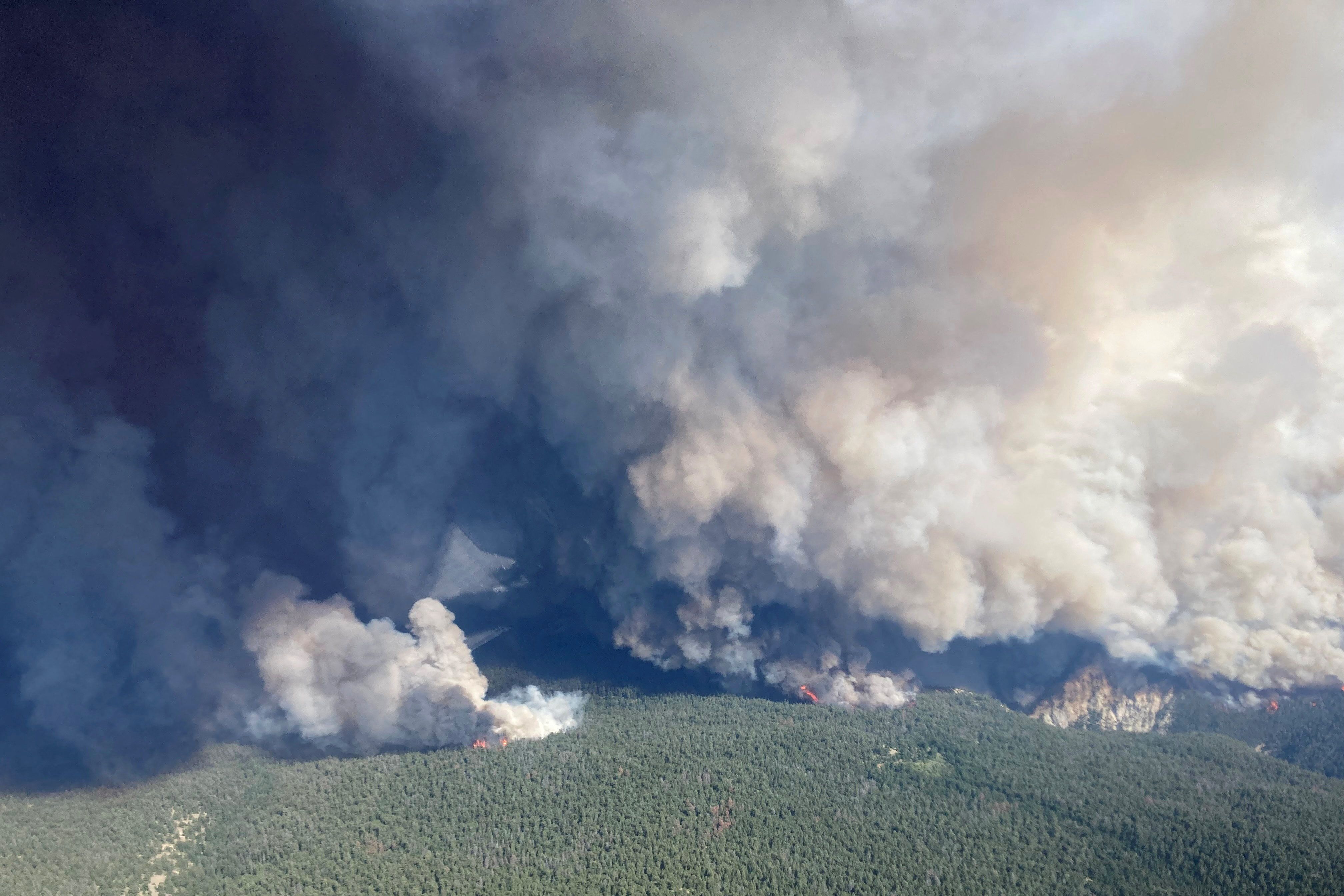 2026-07-21T062917Z_1_LYNXMPEM6K0EX_RTROPTP_4_CANADA-WILDFIRES.JPG