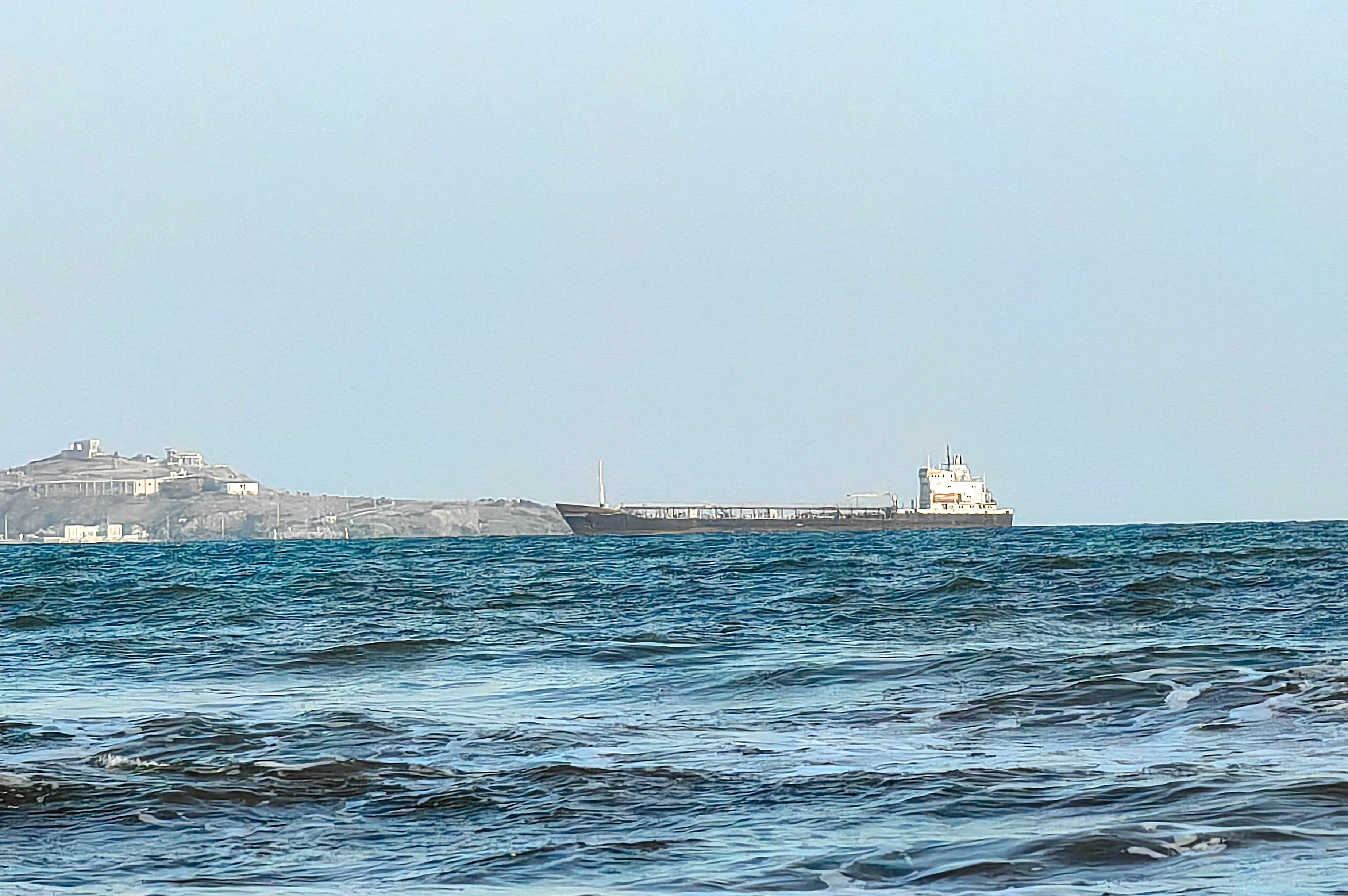 2026-07-25T232533Z_1_LYNXMPEM6O0KU_RTROPTP_4_YEMEN-SHIPPING-ADEN.JPG