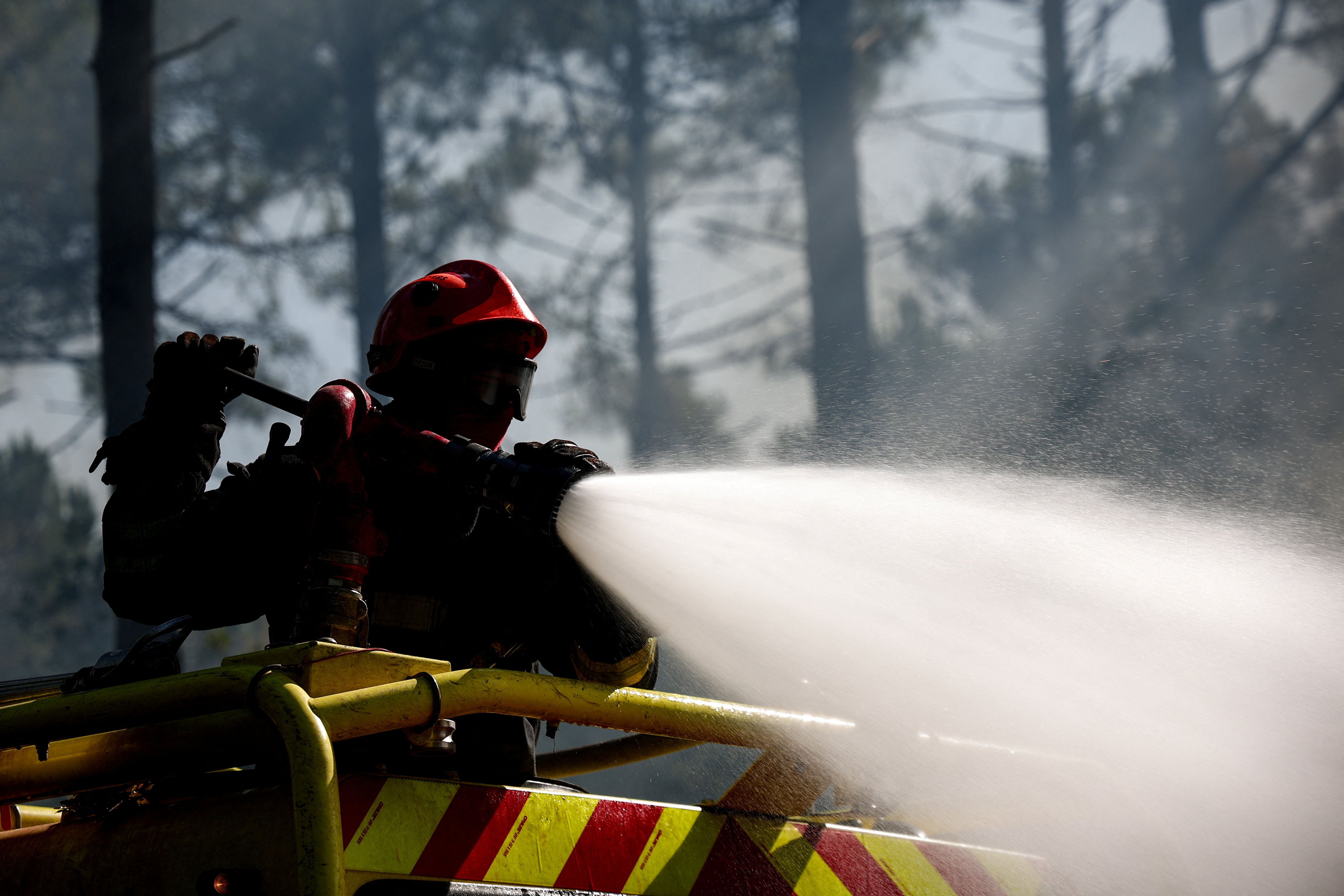2026-07-28T100108Z_1_LYNXMPEM6R0NO_RTROPTP_4_EUROPE-WEATHER-FRANCE-WILDFIRE.JPG