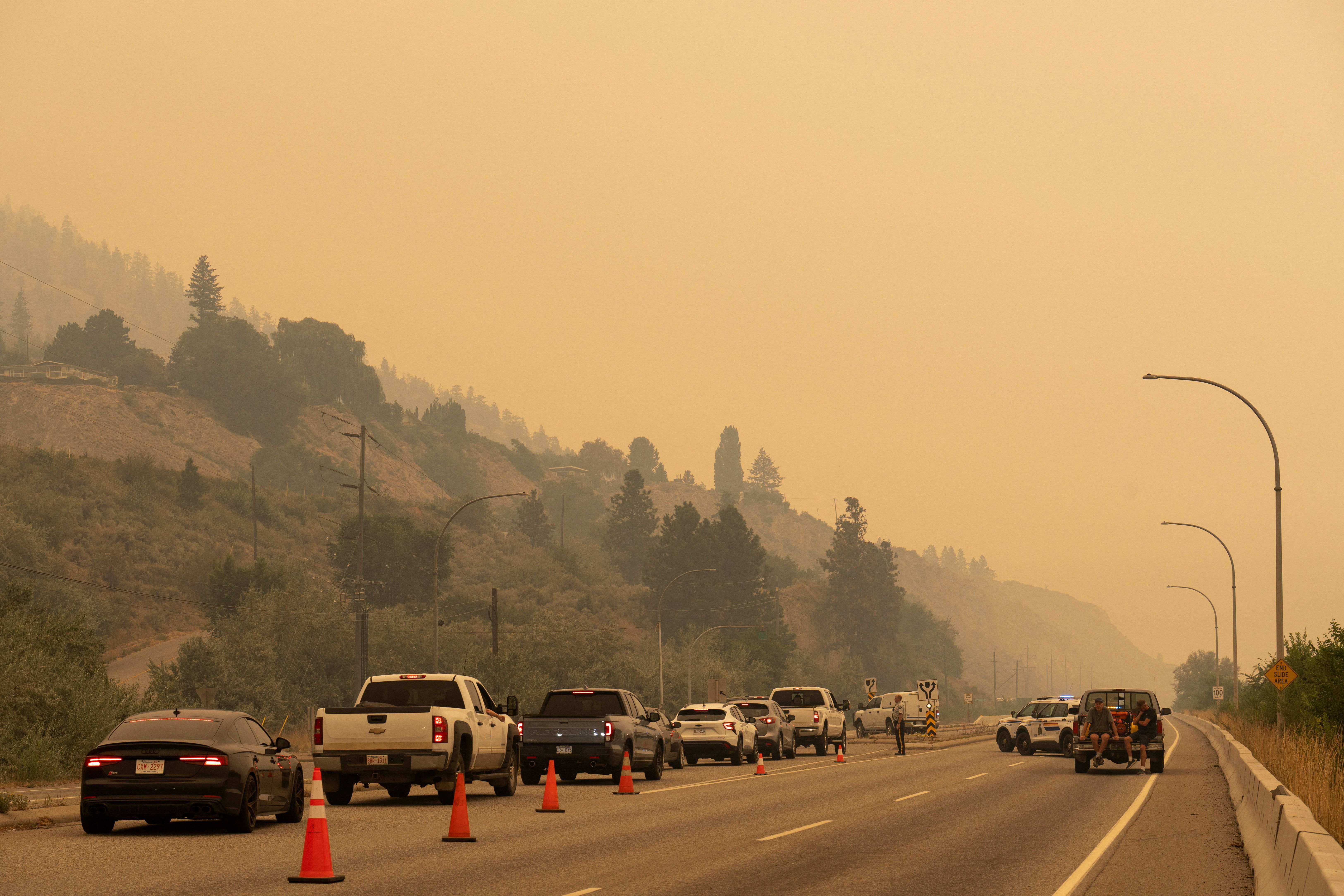2026-08-09T010507Z_1_LYNXMPEM78007_RTROPTP_4_CANADA-WILDFIRES.JPG