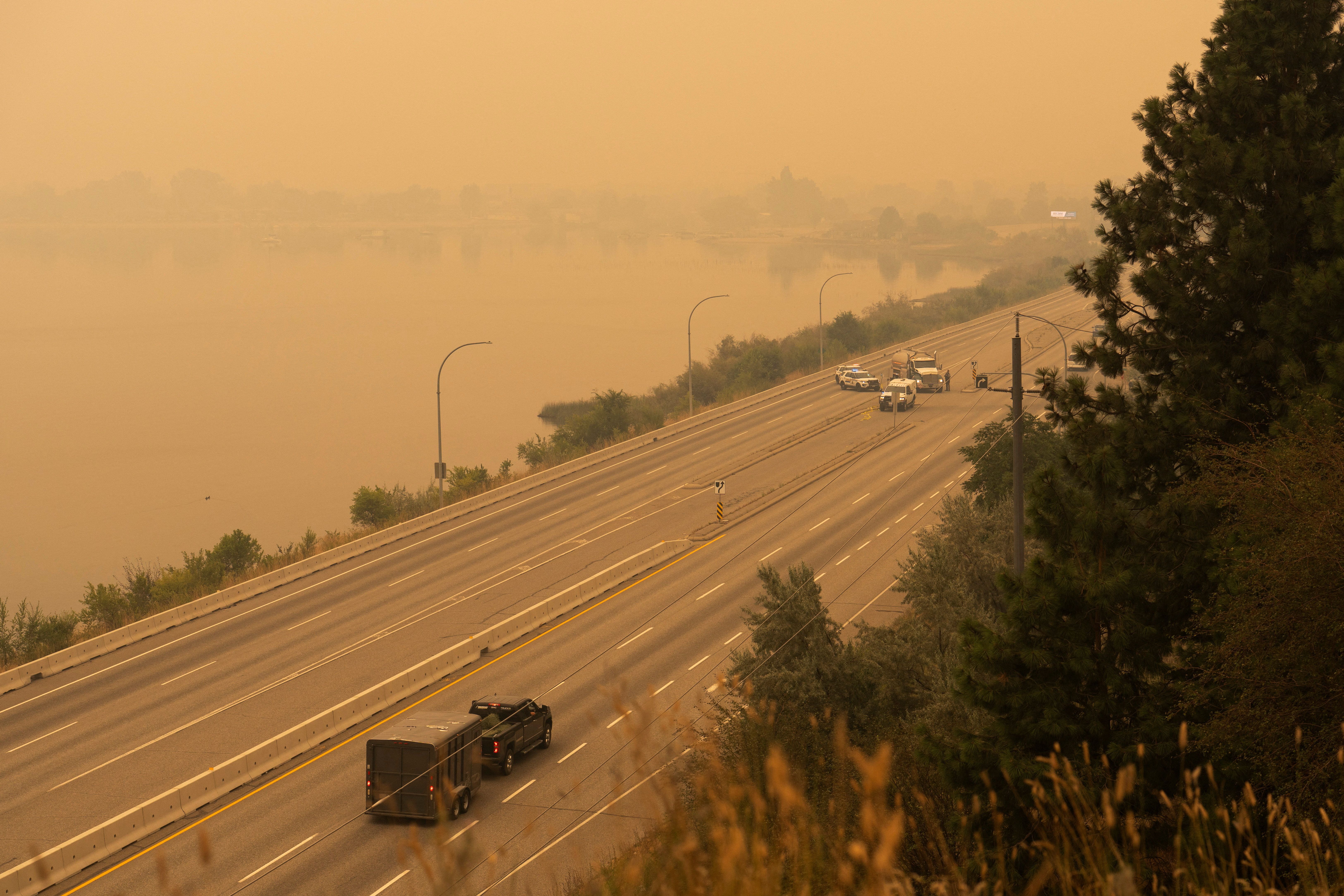 2026-08-09T015523Z_1_LYNXMPEM7800I_RTROPTP_4_CANADA-WILDFIRES.JPG