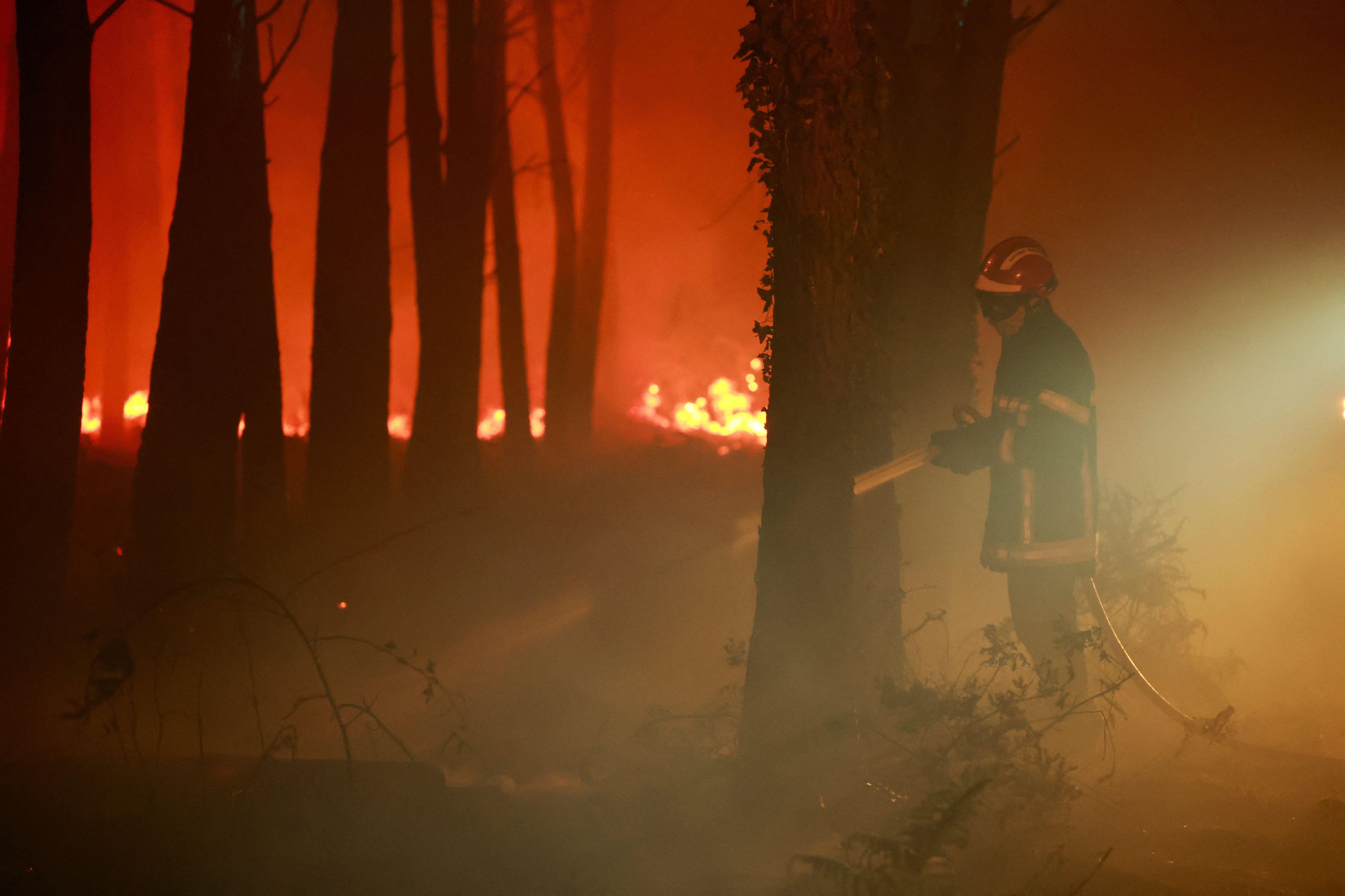 2026-08-14T062701Z_1_LYNXMPEM7D0FE_RTROPTP_4_EUROPE-WEATHER-FRANCE-WILDFIRE.JPG