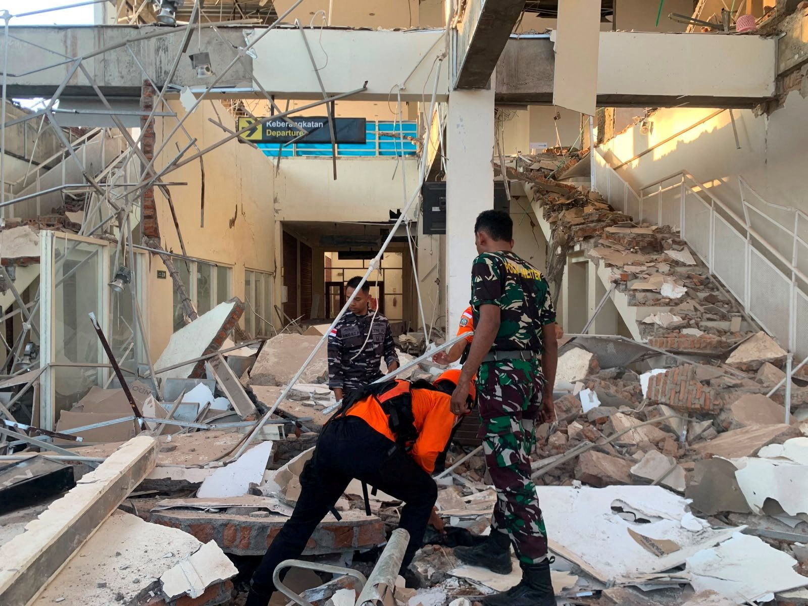 2026-08-15T021732Z_2_LYNXMPEM7E013_RTROPTP_4_INDONESIA-QUAKE.JPG