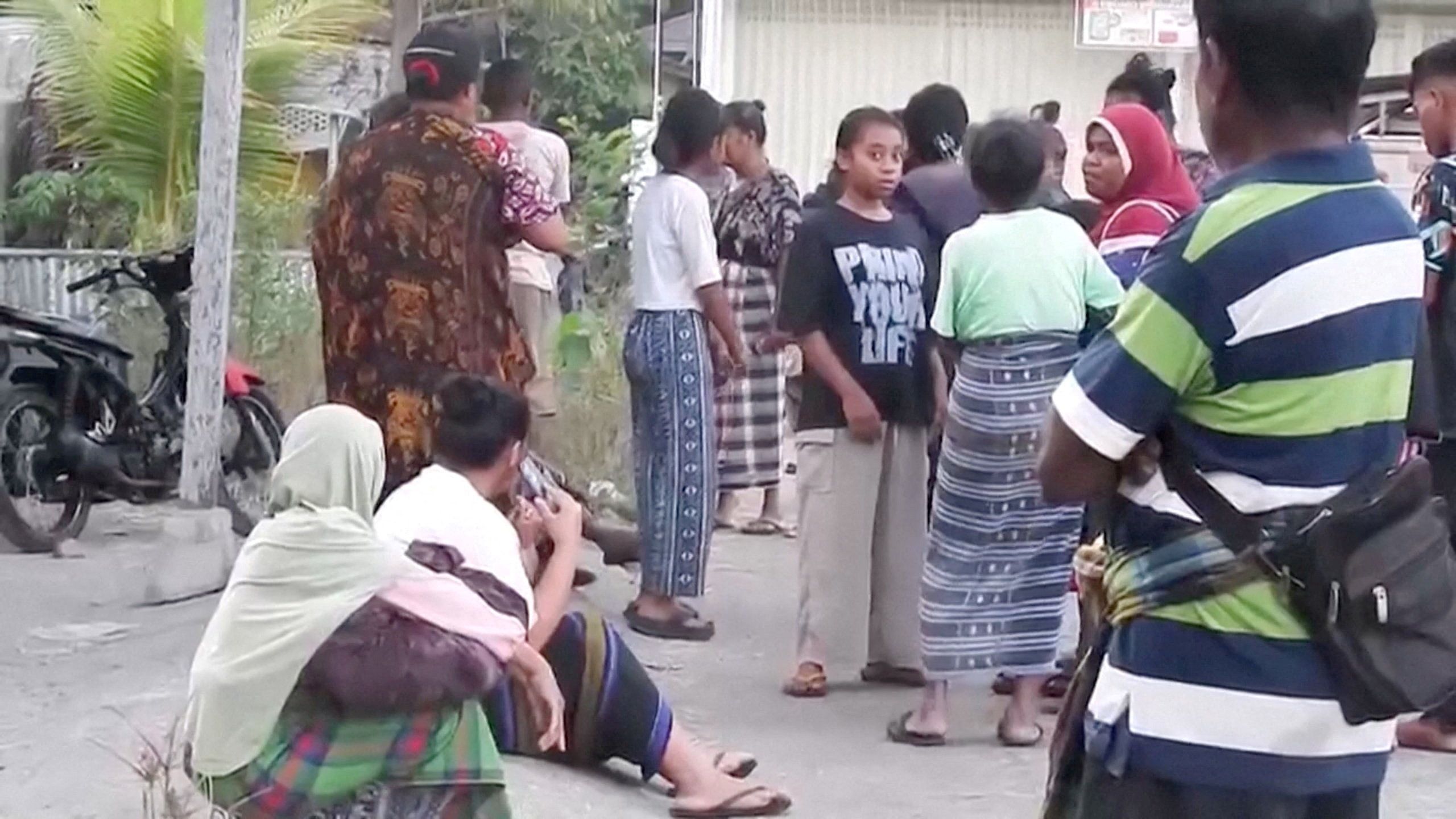 2026-08-15T021732Z_2_LYNXMPEM7E014_RTROPTP_4_INDONESIA-QUAKE.JPG