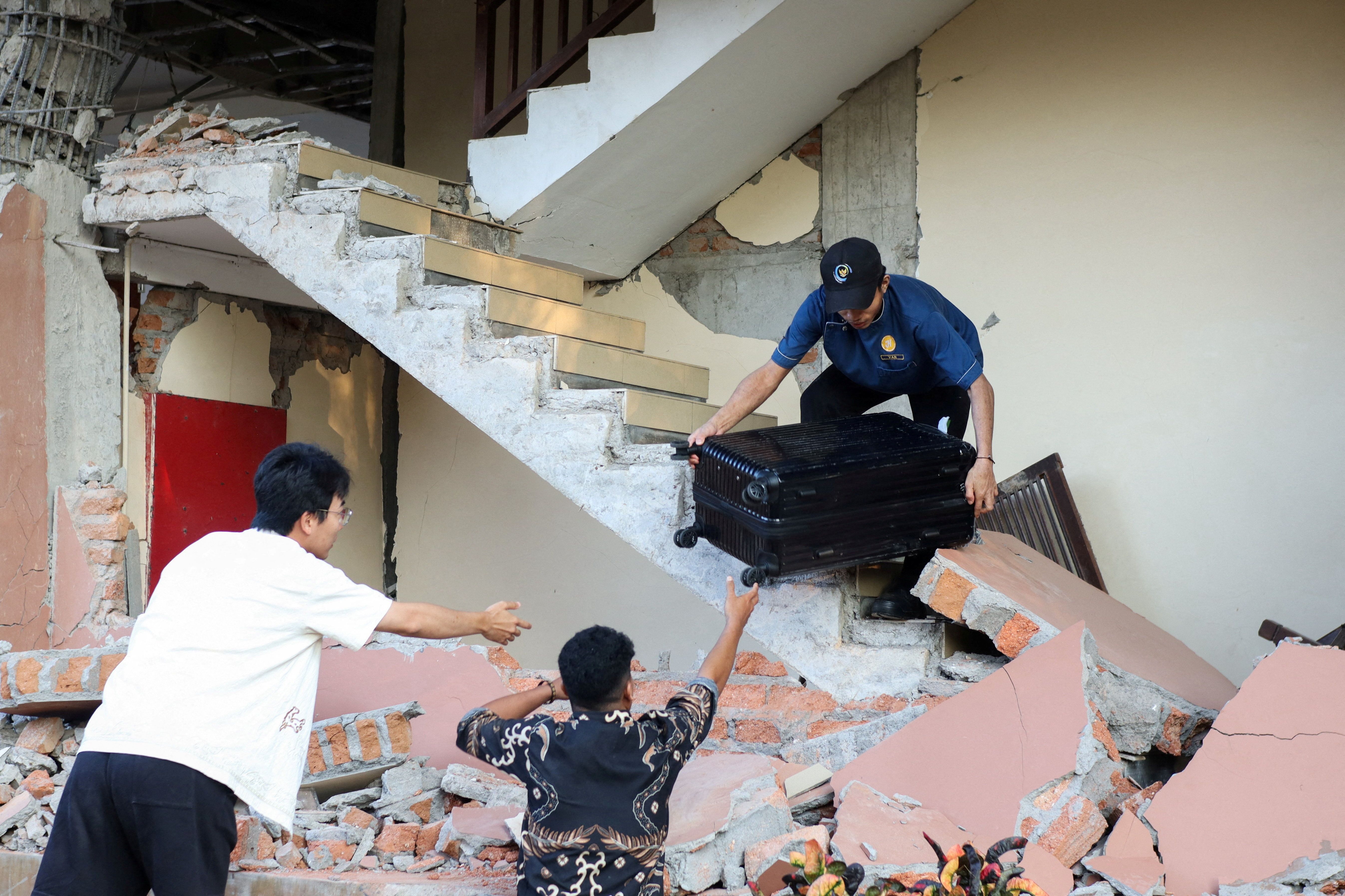 2026-08-15T021732Z_2_LYNXMPEM7E01A_RTROPTP_4_INDONESIA-QUAKE.JPG