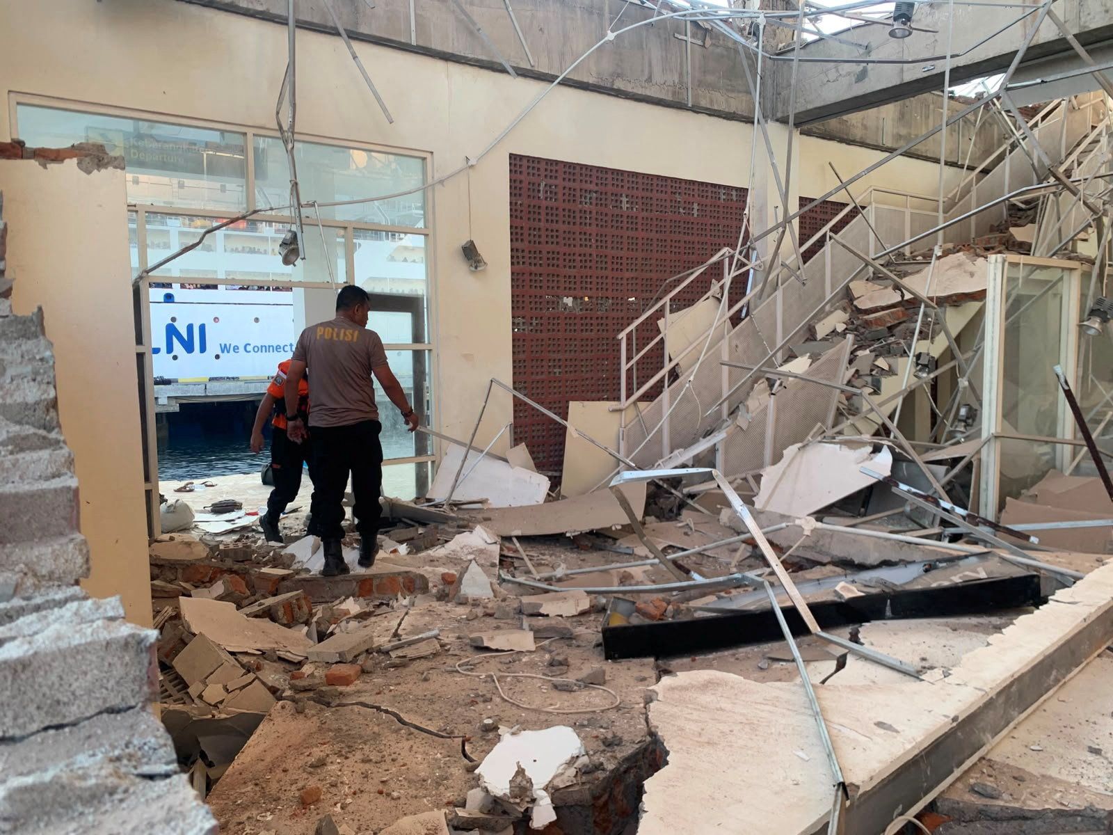 2026-08-15T021732Z_2_LYNXMPEM7E01E_RTROPTP_4_INDONESIA-QUAKE.JPG