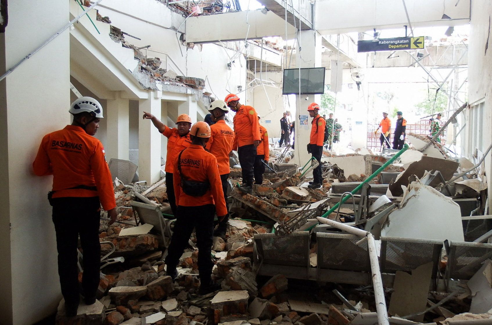 2026-08-15T061431Z_1_LYNXMPEM7E02O_RTROPTP_4_INDONESIA-QUAKE.JPG