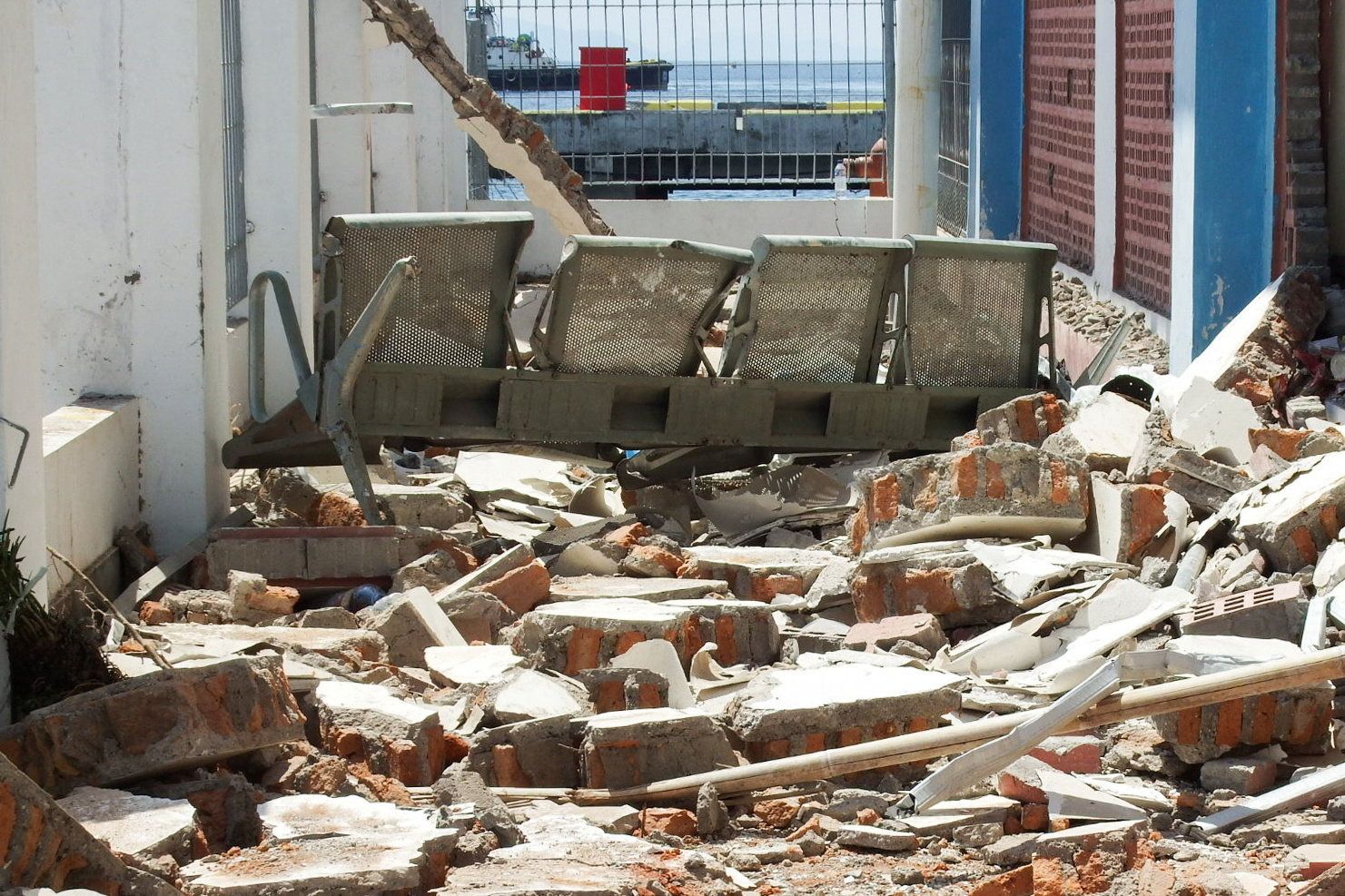 2026-08-15T061431Z_1_LYNXMPEM7E02P_RTROPTP_4_INDONESIA-QUAKE.JPG