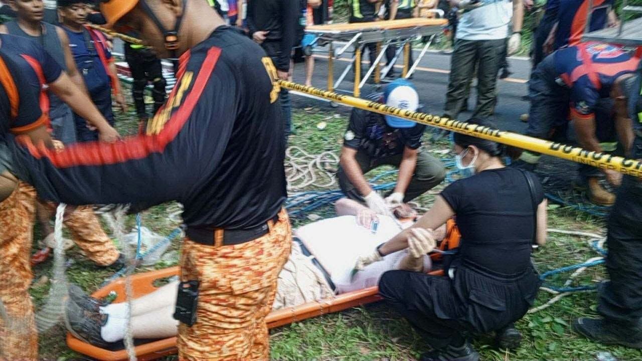 74-anyos na American citizen, nasagip matapos mahulog ang sasakyan sa malalim na bangin sa Bataan...jpg