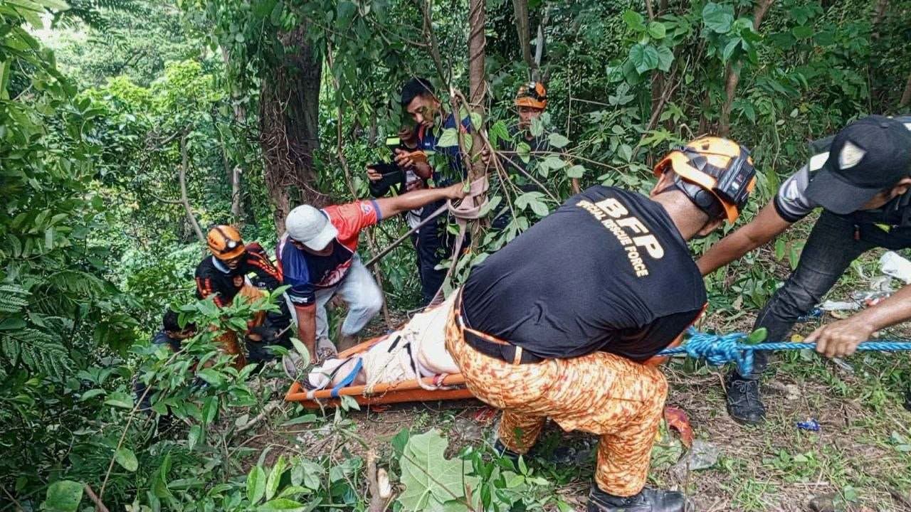 74-anyos na American citizen, nasagip matapos mahulog ang sasakyan sa malalim na bangin sa Bataan.jpg