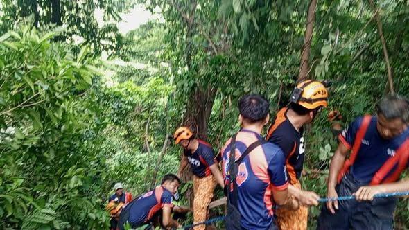 74-anyos na American citizen, nasagip matapos mahulog ang sasakyan sa malalim na bangin sa Bataan..jpg