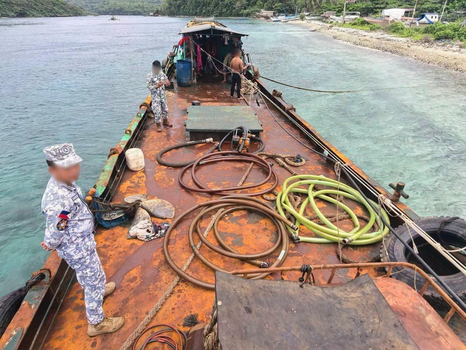 8 indibidwal, arestado ng PCG sa ilegal na paglilipat ng krudo sa Tingloy, Batangas.jpg