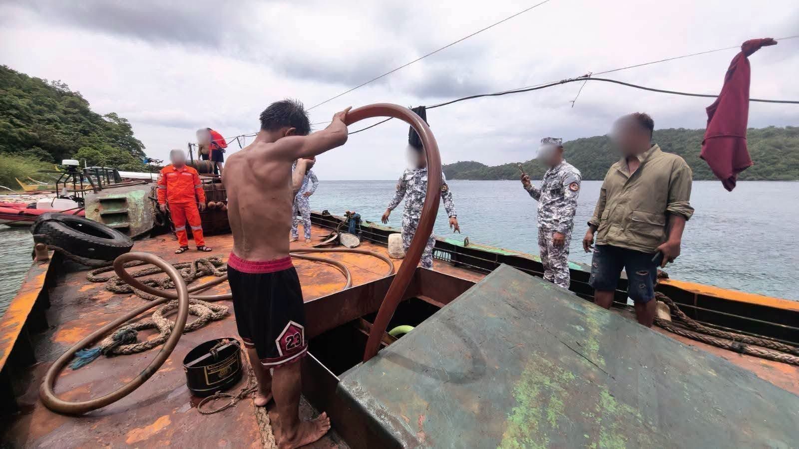 8 indibidwal, arestado ng PCG sa ilegal na paglilipat ng krudo sa Tingloy, Batangas...jpg