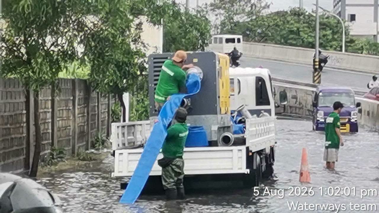Baha sa Brgy. San Dionisio, Parañaque City, umabot halos sa tuhod; siphoning operations isinasagawa!.jpg