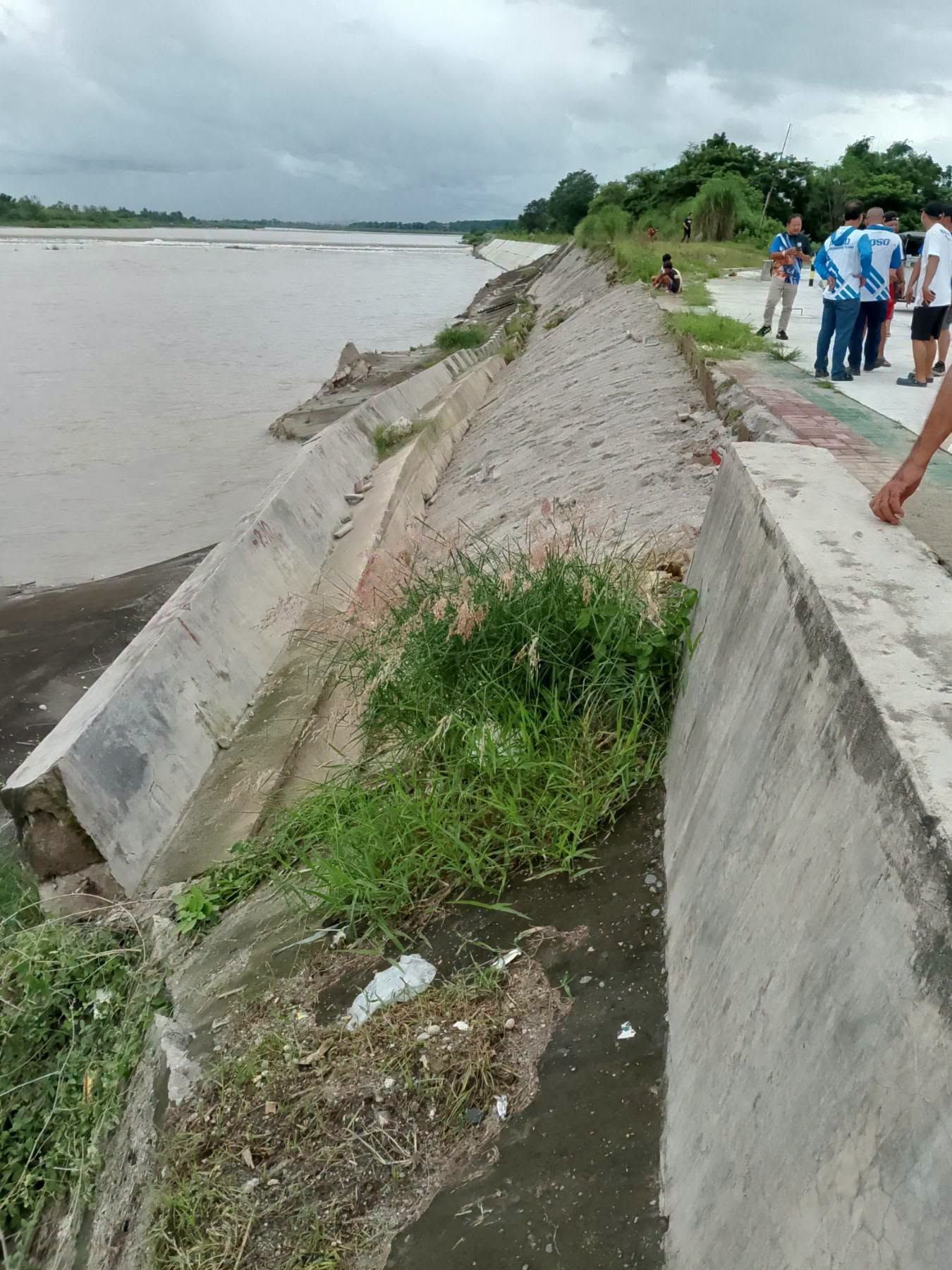 Bahagi ng Dike sa Brgy. San Isidro, Tarlac, Bahagyang Nasira Dahil sa Habagat!.jpg