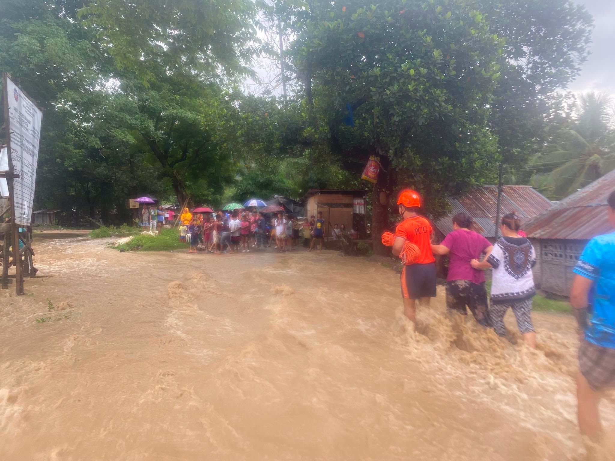 Coast Guard Station Western Sarangani, inilikas ang mga residente mula sa binahang komunidad..jpg