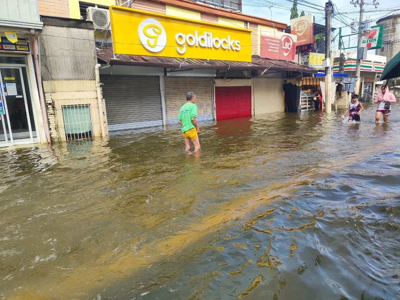 Halos 3 linggong baha sa San Fernando, Pampanga, nagpapatigil sa biyahe ng sasakyan..jpg