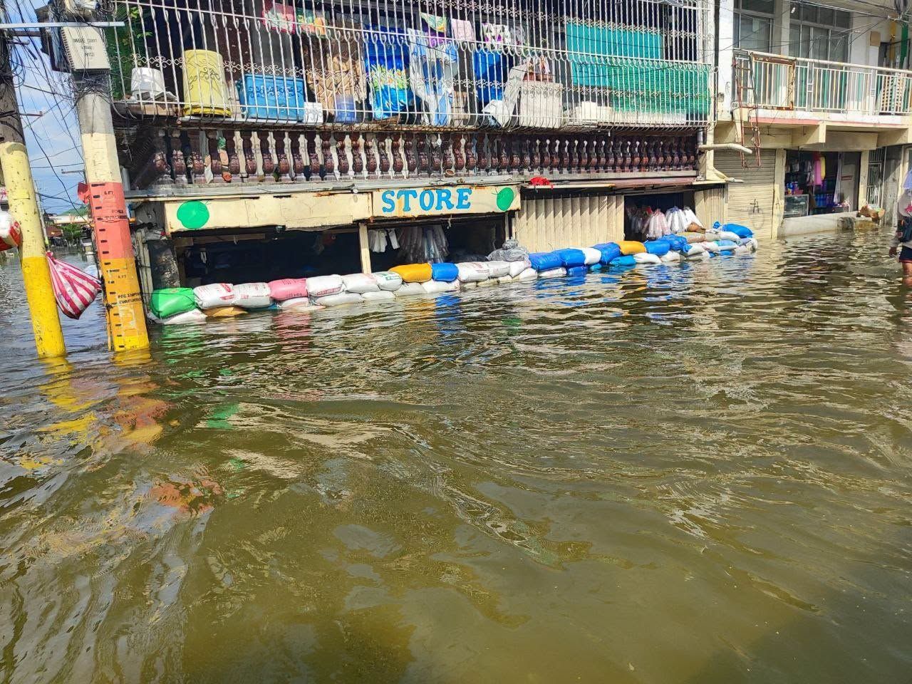 Halos 3 linggong baha sa San Fernando, Pampanga, nagpapatigil sa biyahe ng sasakyan...jpg