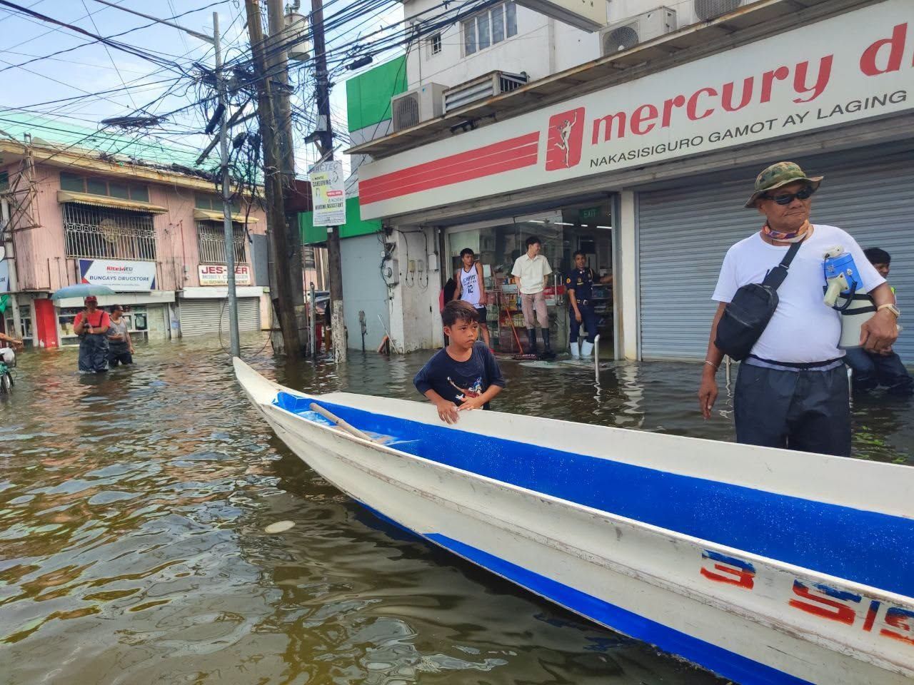 Halos 3 linggong baha sa San Fernando, Pampanga, nagpapatigil sa biyahe ng sasakyan.jpg