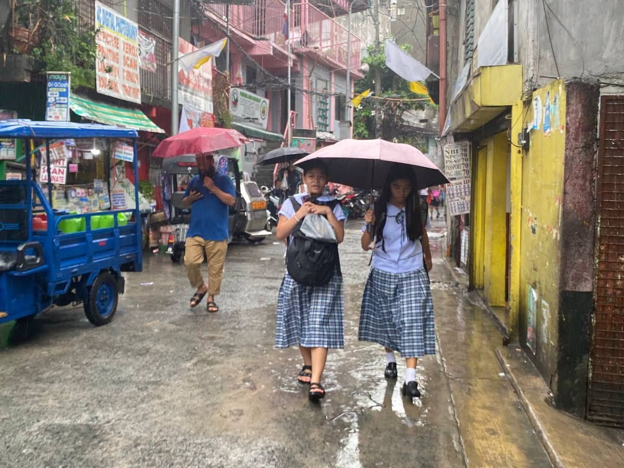 Ilang mag-aaral sa Pasay City, tuloy pa rin sa pagpasok sa kabila ng malakas na ulan..jpg