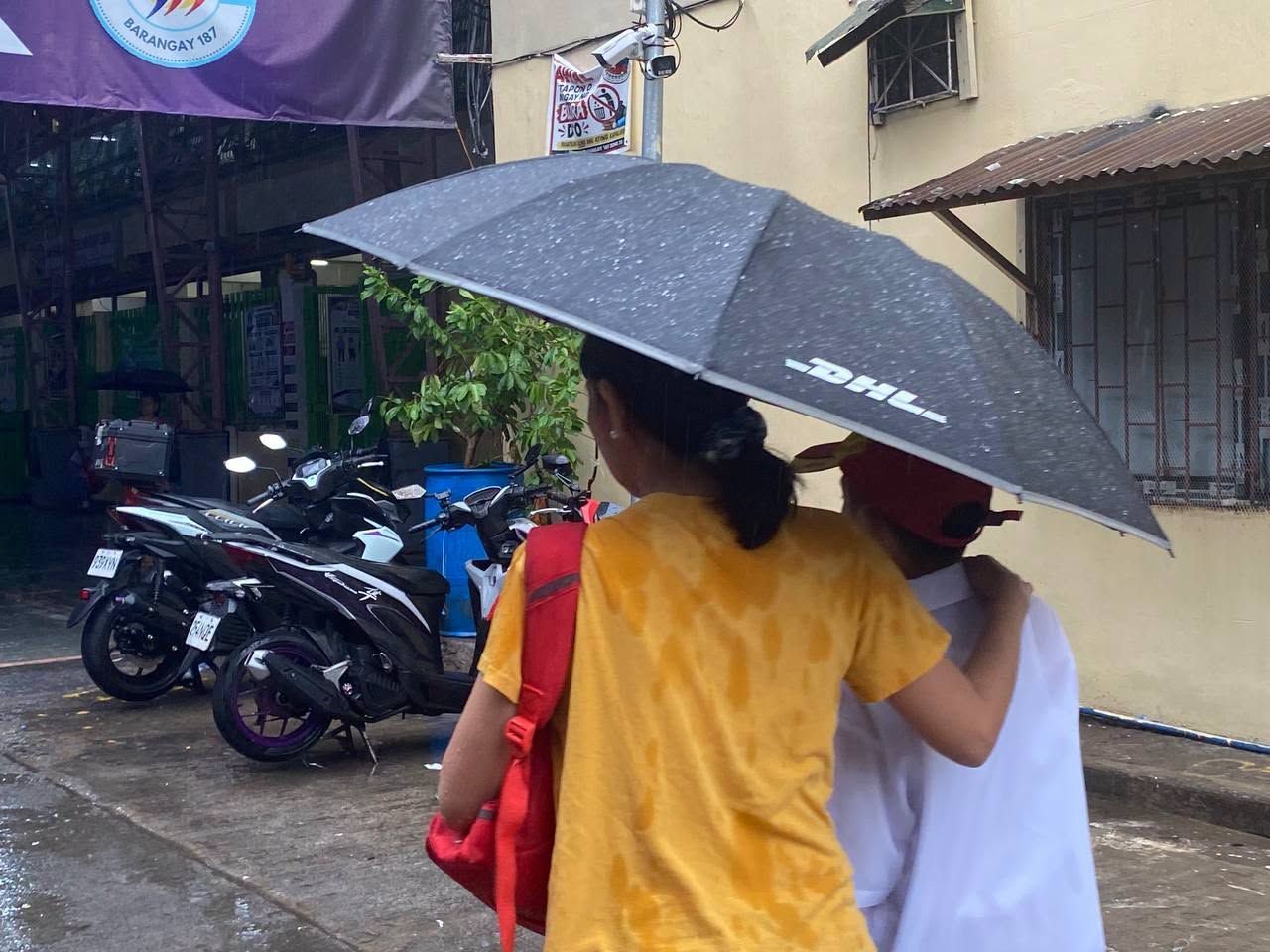 Ilang mag-aaral sa Pasay City, tuloy pa rin sa pagpasok sa kabila ng malakas na ulan.jpg