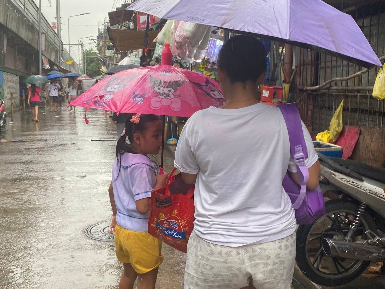 Ilang mag-aaral sa Pasay City, tuloy pa rin sa pagpasok sa kabila ng malakas na ulan!!.jpg
