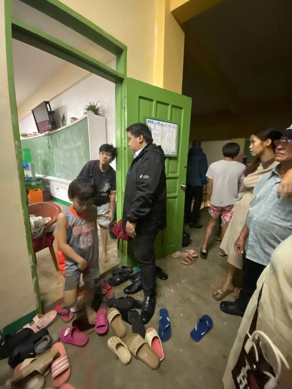 Inilikas na mga residente malapit sa ilog ng San Guillermo sa Morong, Rizal, nananatili sa evacuation centers...jpg