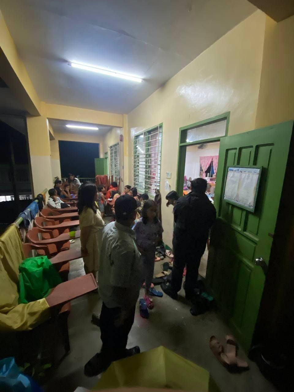 Inilikas na mga residente malapit sa ilog ng San Guillermo sa Morong, Rizal, nananatili sa evacuation centers..jpg