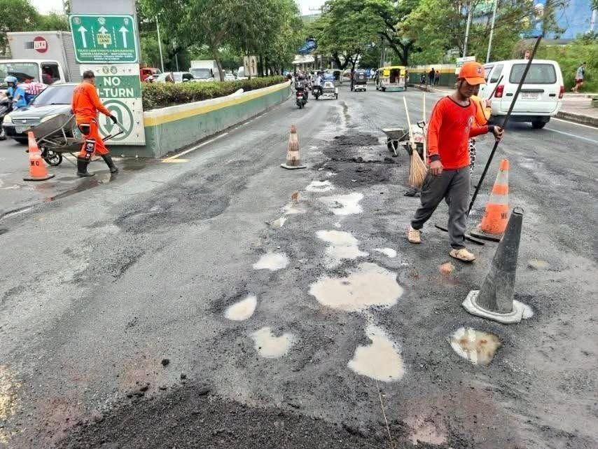 Lokal na Pamahalaan ng Parañaque, nagsagawa ng asphalting works sa Dr. A. Santos Avenue matapos masira ang kalsada dahil sa ulan..jpg