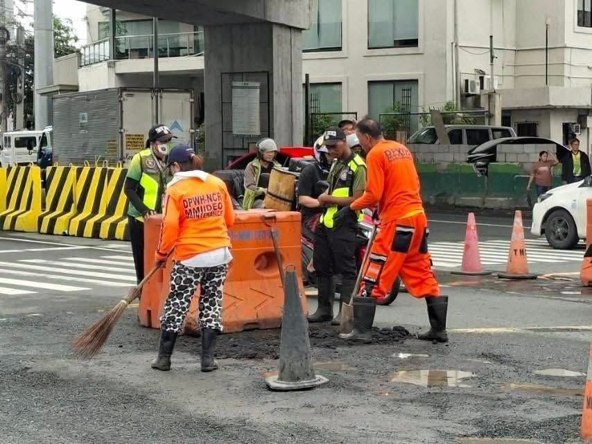 Lokal na Pamahalaan ng Parañaque, nagsagawa ng asphalting works sa Dr. A. Santos Avenue matapos masira ang kalsada dahil sa ulan...jpg