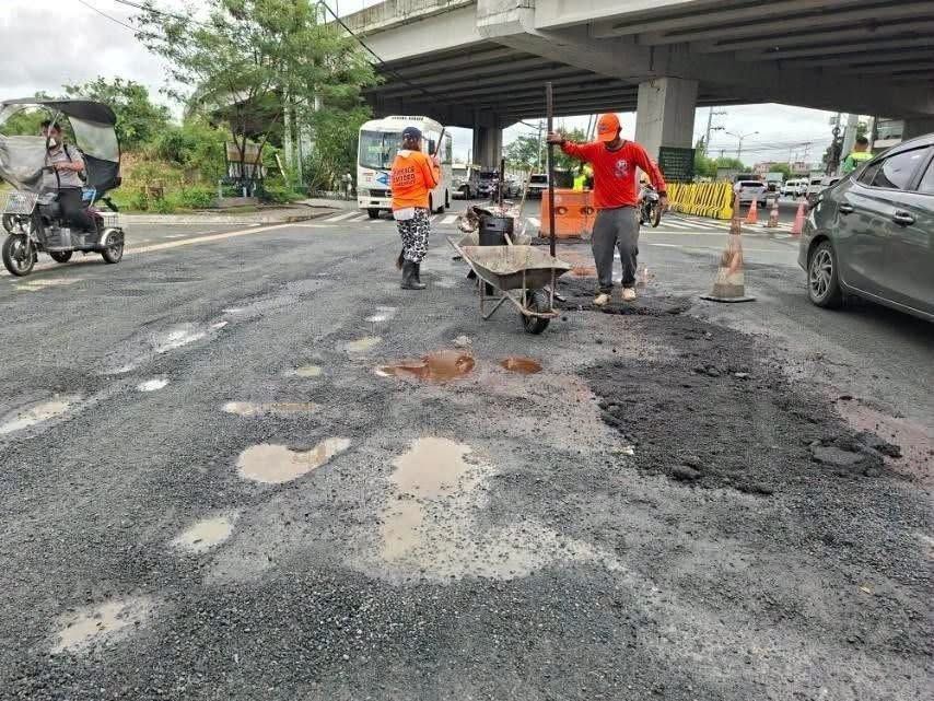 Lokal na Pamahalaan ng Parañaque, nagsagawa ng asphalting works sa Dr. A. Santos Avenue matapos masira ang kalsada dahil sa ulan.jpg