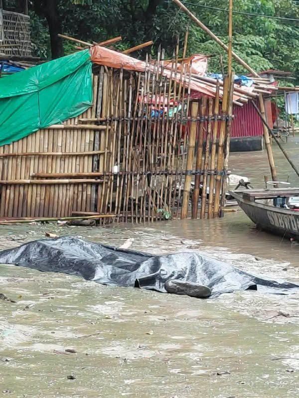 Magkapatid, nasawi matapos mabagsakan ng malalaking bato ang kubo sa Rodriguez, Rizal dahil sa ulan mula sa Bagyong Maymay.jpg