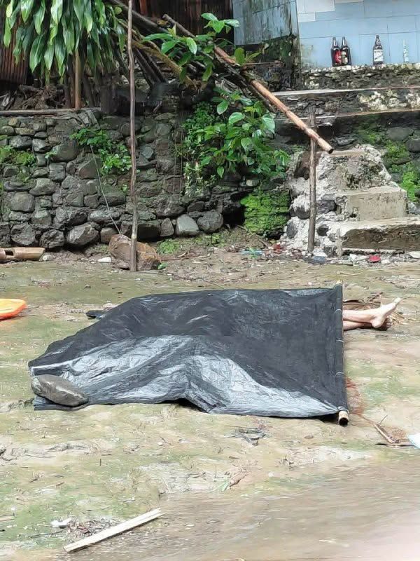 Magkapatid, nasawi matapos mabagsakan ng malalaking bato ang kubo sa Rodriguez, Rizal dahil sa ulan mula sa Bagyong Maymay..jpg