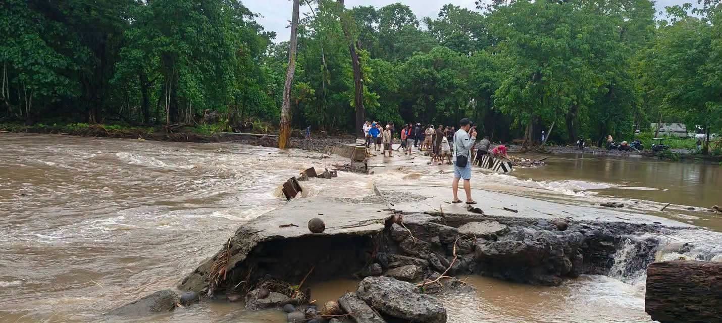 Maladi Bridge sa Lanao del Sur, nasira dahil sa baha; mga motorista, pinayuhang dumaan sa ibang ruta...jpg