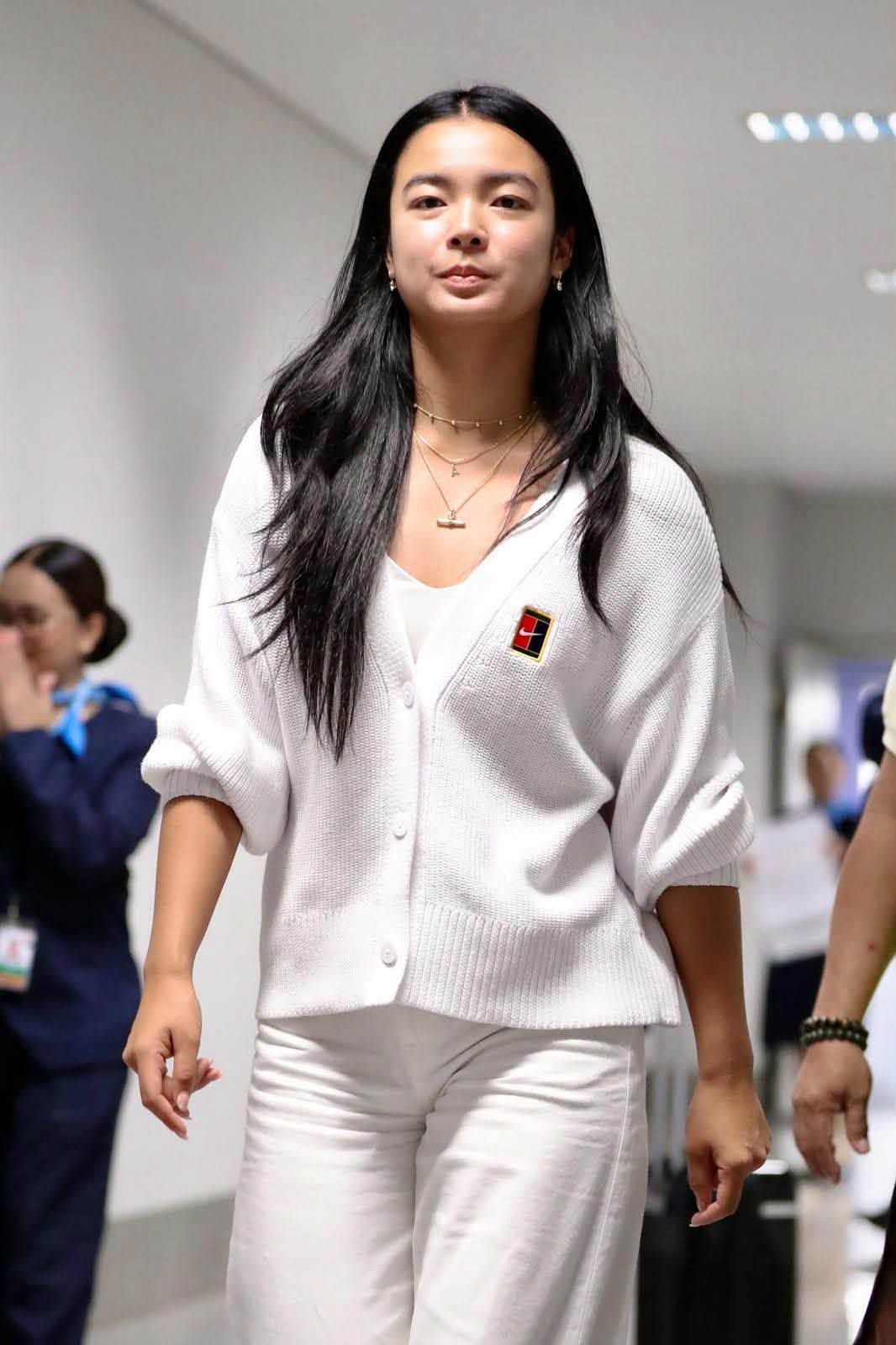Maligayang sinalubong ng kaniyang mga kapwa atleta si Pinoy tennis superstar Alex Eala sa kaniyang pagbabalik sa bansa matapos ang kaniyang makasaysayang kampanya sa Wimbledon..jpg