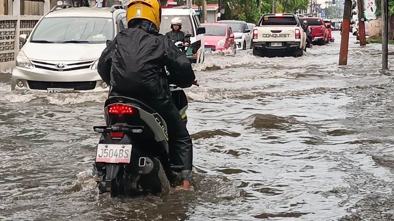Mga motorista sa Zamboanga City, naperwisyo sa gutter-deep na baha dahil sa malakas na pag-ulan..jpg