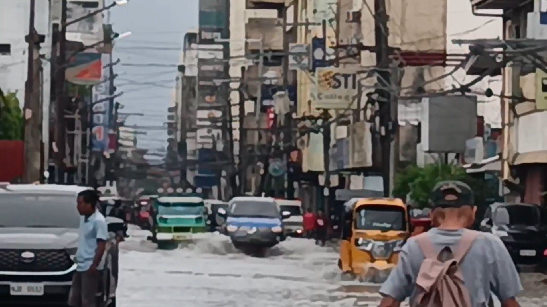 Mga motorista sa Zamboanga City, naperwisyo sa gutter-deep na baha dahil sa malakas na pag-ulan...jpg
