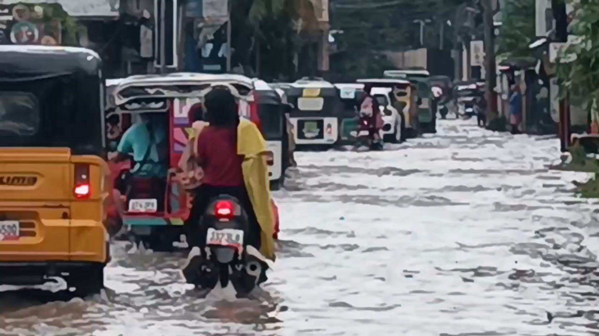 Mga motorista sa Zamboanga City, naperwisyo sa gutter-deep na baha dahil sa malakas na pag-ulan......jpg