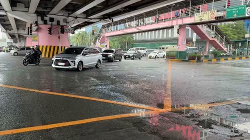 Mga potholes, naglitawan sa bahagi ng EDSA, Pasay City bunsod ng mga pag-ulan.jpg