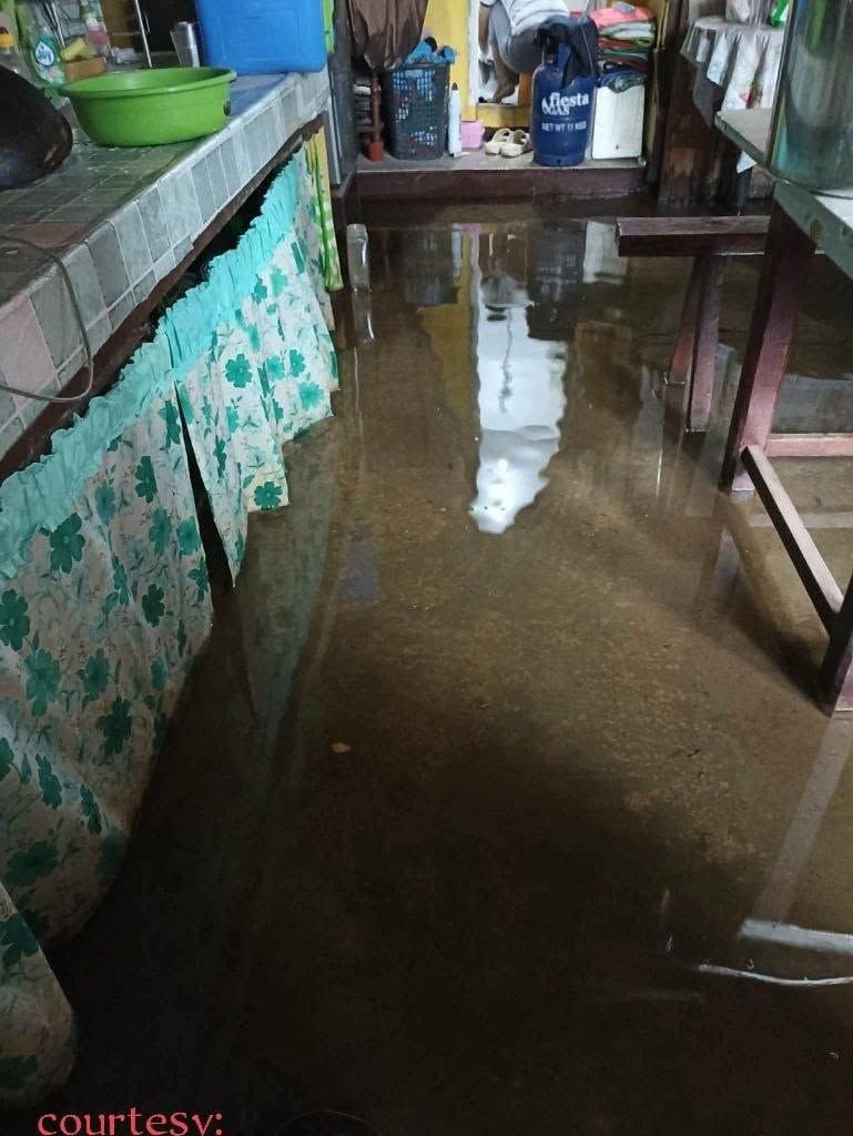 Mga residente sa Barangay Paiisa, Tiaong, Quezon, humihingi ng tulong matapos malubog sa baha ang mga kabahayan..jpg