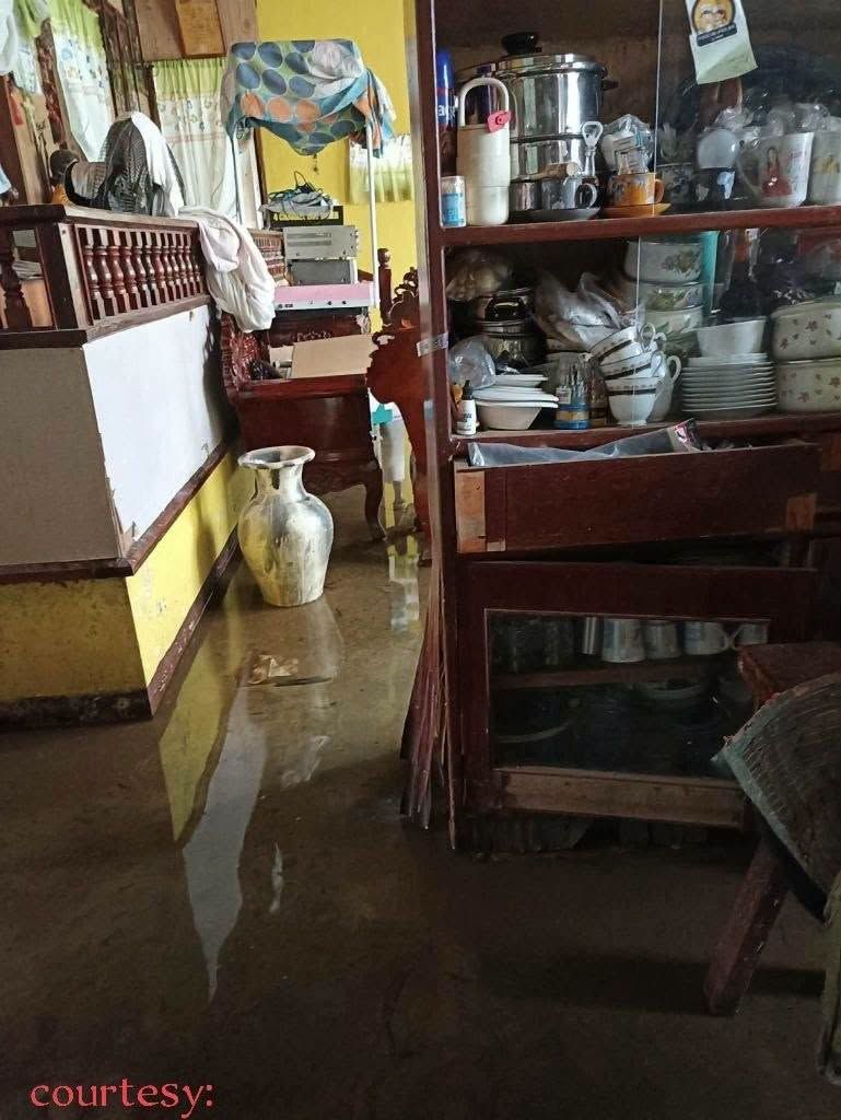 Mga residente sa Barangay Paiisa, Tiaong, Quezon, humihingi ng tulong matapos malubog sa baha ang mga kabahayan.jpg