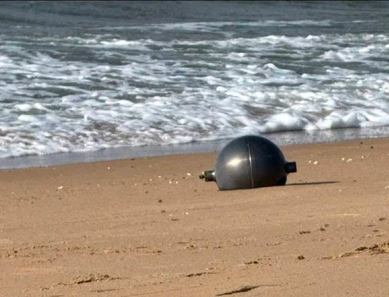 Misteryosong metal na bola sa Australia, galing sa space rocket!.jpg