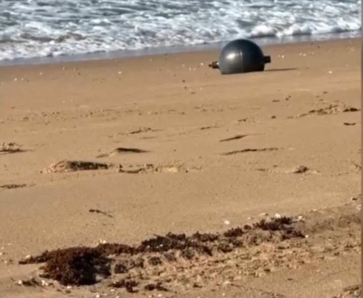 Misteryosong metal na bola sa Australia, galing sa space rocket!!.jpg