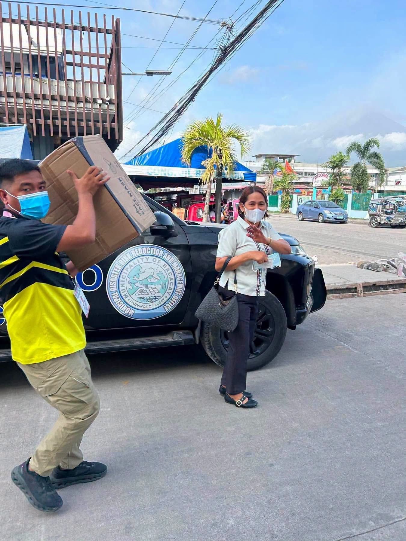 Pamamahagi ng face masks sa Bacacay, Albay matapos ang uson ng Bulkang Mayon!.jpg