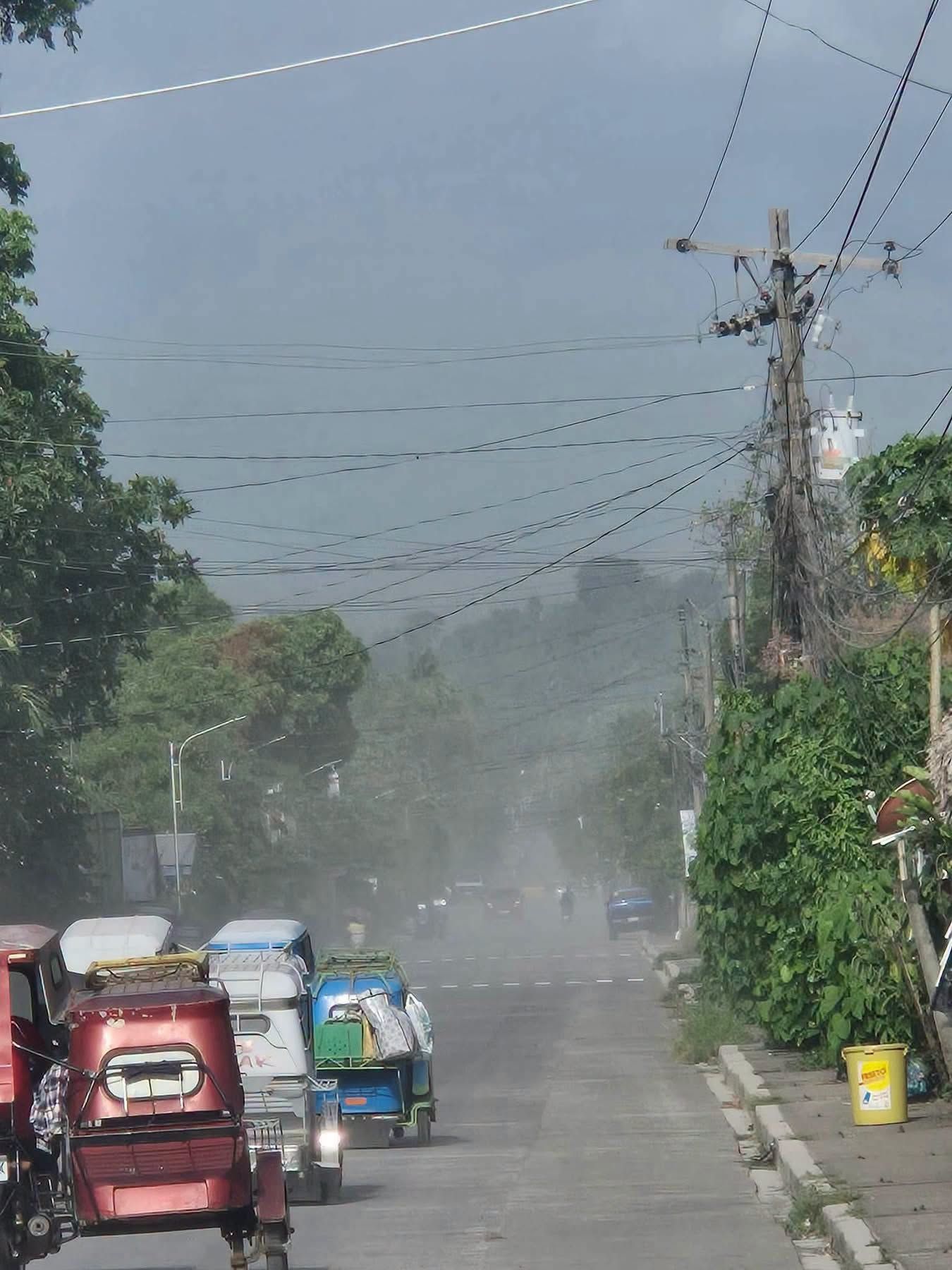 Pamamahagi ng face masks sa Bacacay, Albay matapos ang uson ng Bulkang Mayon!!!.jpg