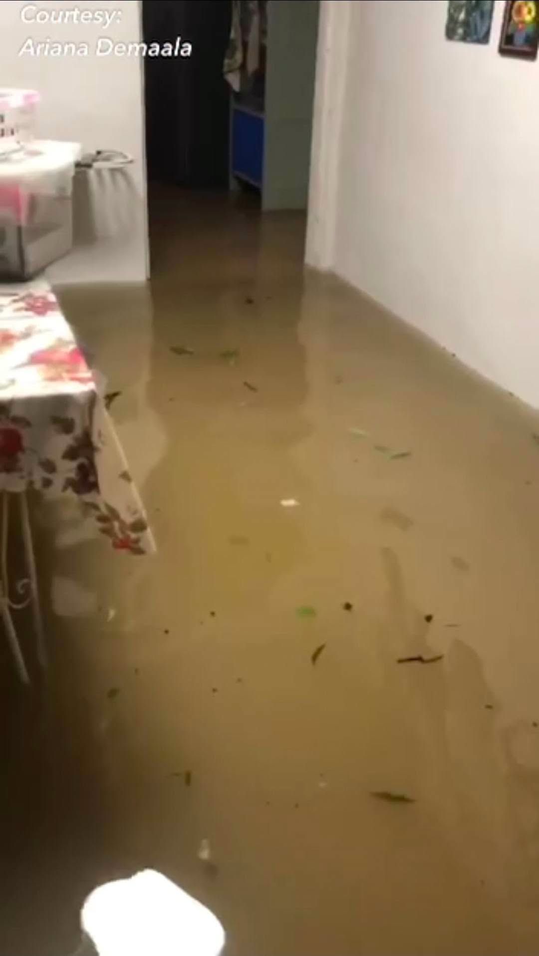 Parusa sa isang residente sa Iloilo City dahil sa pagbaha sa loob ng kanilang bahay.jpg