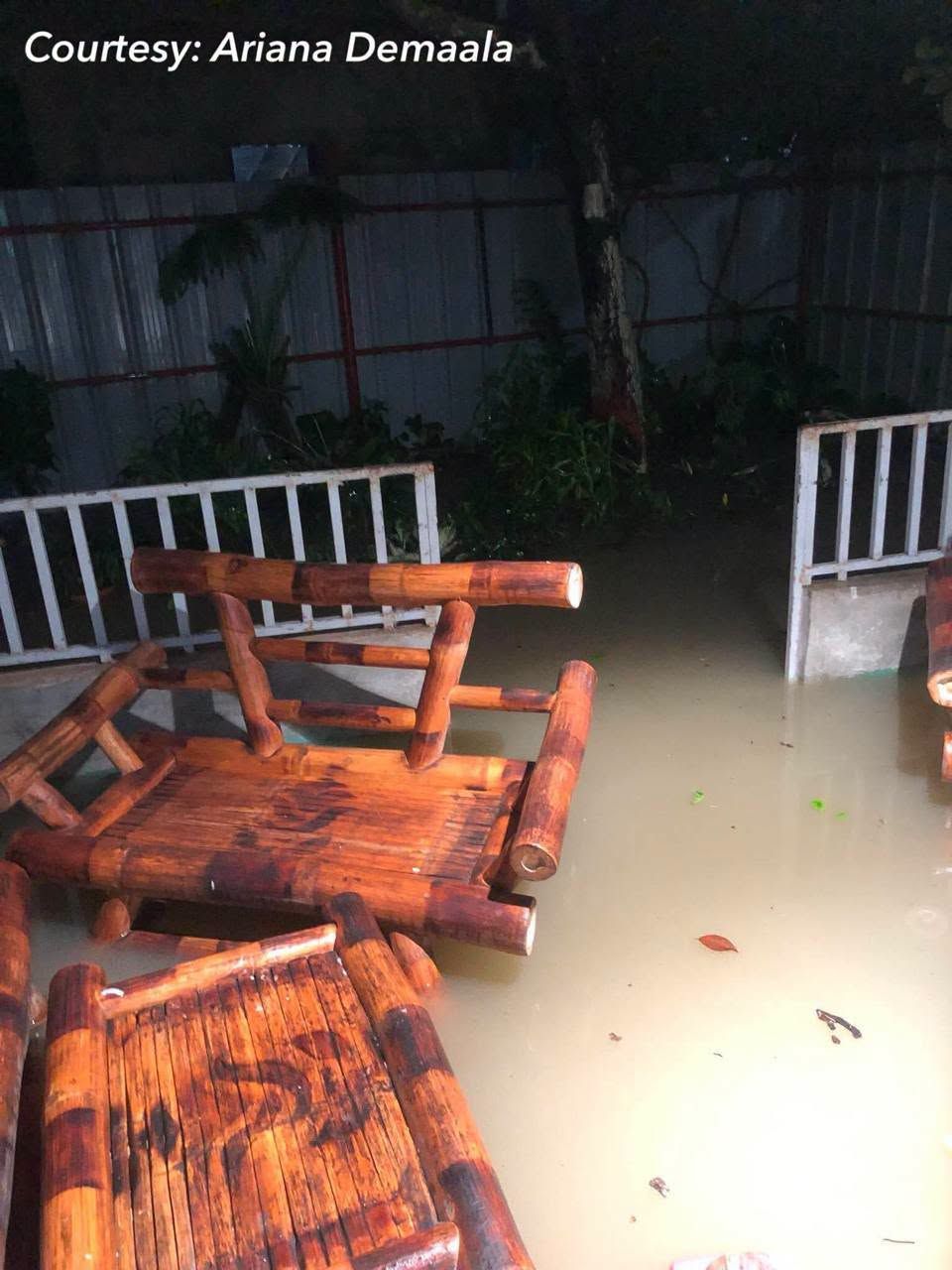 Parusa sa isang residente sa Iloilo City dahil sa pagbaha sa loob ng kanilang bahay..jpg