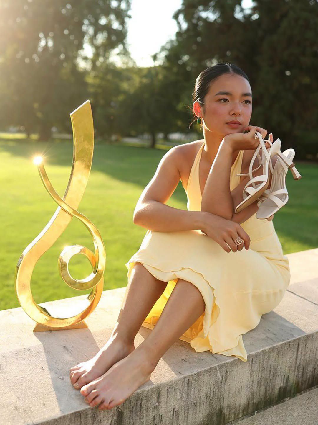 Pinay tennis superstar Alex Eala, nagningning sa photoshoot kasama ang Mubadala DC Open trophy.jpg