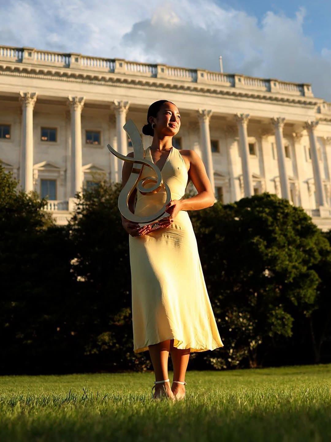 Pinay tennis superstar Alex Eala, nagningning sa photoshoot kasama ang Mubadala DC Open trophy!.jpg