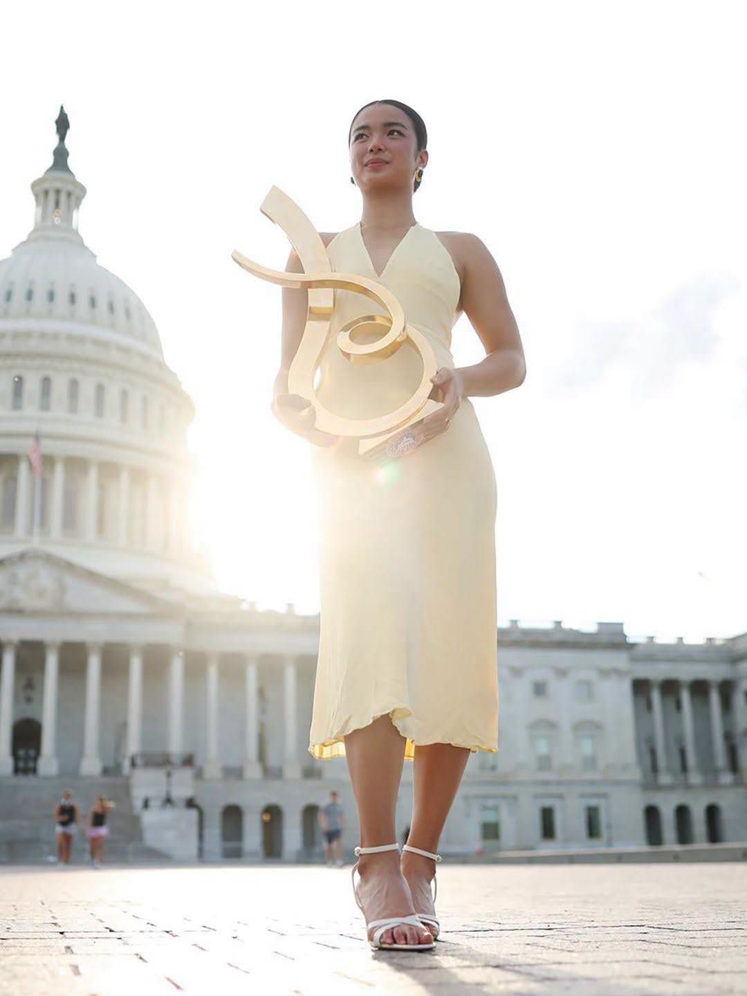 Pinay tennis superstar Alex Eala, nagningning sa photoshoot kasama ang Mubadala DC Open trophy!!.jpg